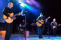 <p>Musicien et compositeur, il fait partie dans les années 60 des Monkees, un quatuor américain rival dans les charts des Beatles. <br>Parmi les tubes interprétés par ce groupe de rock, on retient <em>Daydream Believer</em> et on fredonne évidemment <em>I'm a Believer</em>. Michael Nesmith quitte le groupe, en 1970, pour créer The First National Band, un groupe de country rock. En parallèle à sa propre carrière, le guitariste retourne en studio pour enregistrer avec ses anciens acolytes l’album <em>Justus,</em> en 1996. <br>Le 10 décembre 2021, il décède à l’âge de 78 ans de causes naturelles. Désormais, un seul membre des Monkees est toujours vivant : Micky Dolenz, l’ancien chanteur et batteur. © Noel Vasquez / Getty Images via AFP</p> 