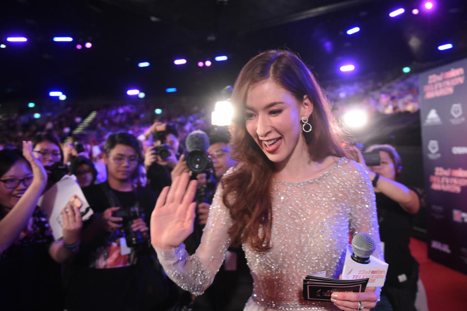 <p>Stephanie Carrington with fans at the 22nd Asian Television Awards. (Photo: Joseph Nair for Yahoo Lifestyle Singapore) </p>