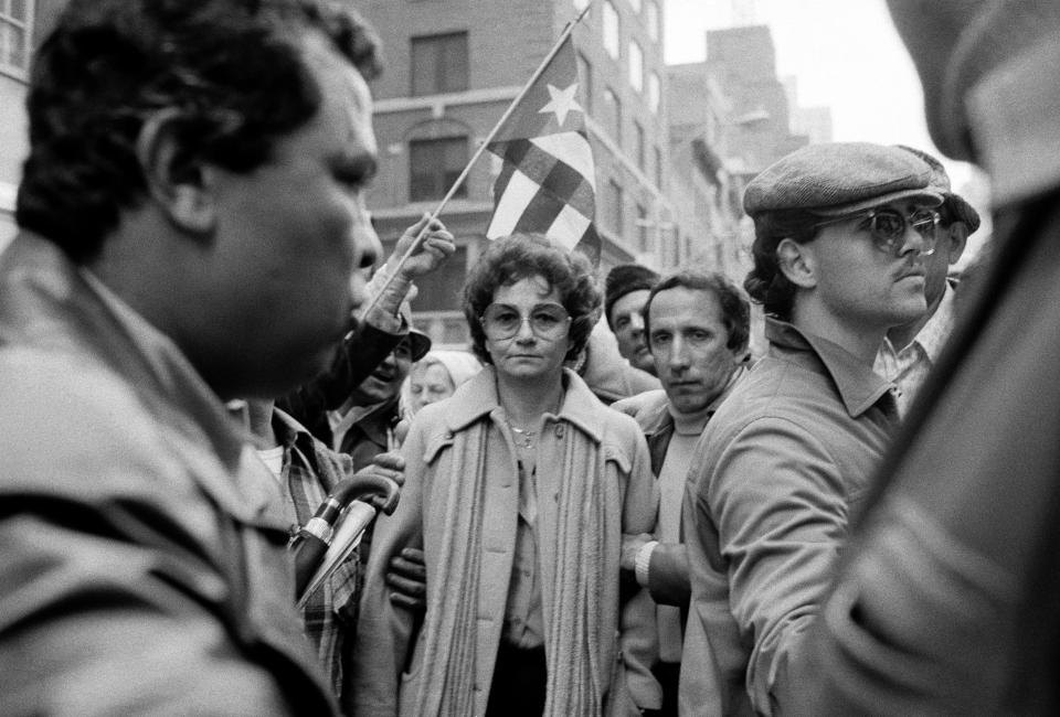 Juanita Castro marcha con opositores al régimen de su hermano Fidel en Manhattan, el 12 de octubre de 1979. (Sara Krulwich/The New York Times)