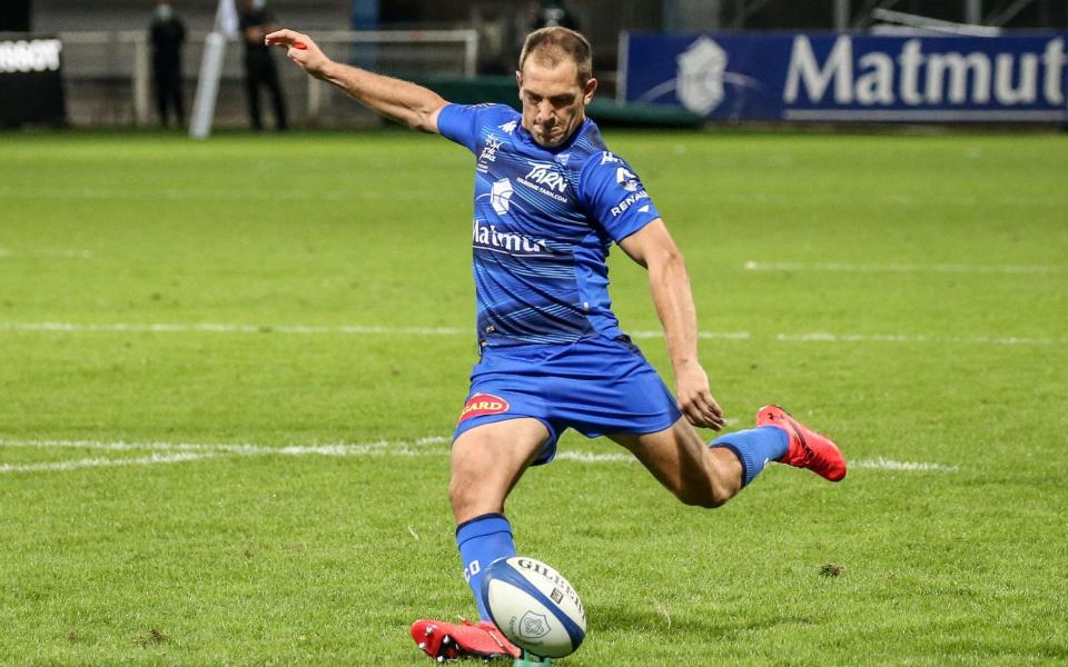 Castres's French half opening Benjamin Urdapilleta shoots a try during the French Top 14 rugby union match between Castres Olympique and Stade Francais on September 13, 2020, at Pierre Fabre stadium in Castres. - FREDERIC SCHEIBER/AFP