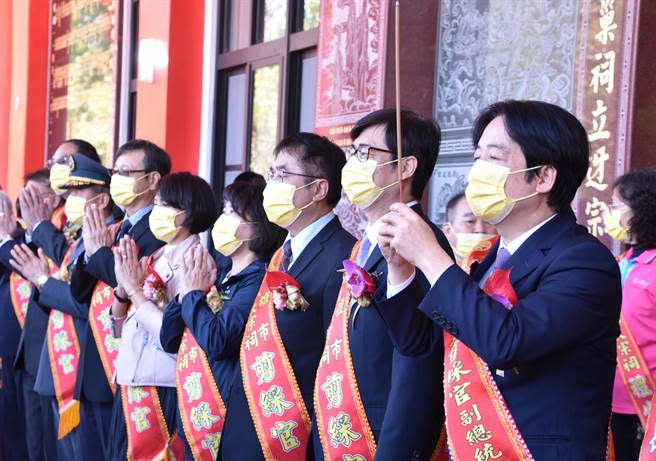 副總統賴清德（前右）9日上午到高雄市燕巢區出席黃氏大宗祠、江夏紫雲寺興建完工剪綵啟用典禮。（林瑞益攝）