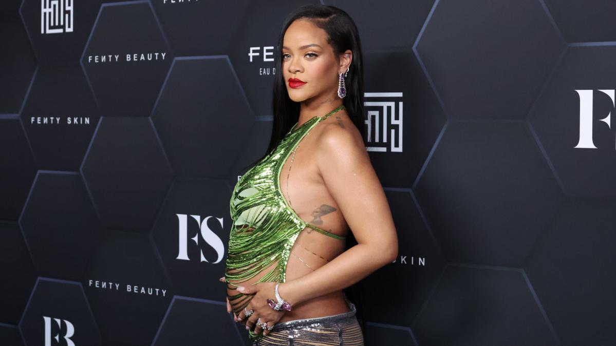 Rihanna Wears Black Sports Bra and Sweats In More Casual Late Maternity  Style - Yahoo Sports