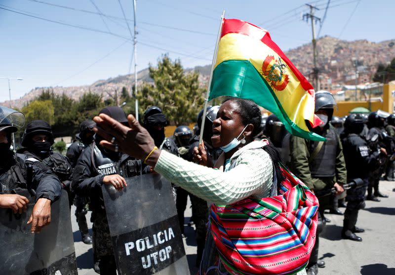 Una cocalera de la región de los Yungas gesticula frente a la policía durante una protesta por el control del principal mercado de la hoja, en La Paz, Bolivia.