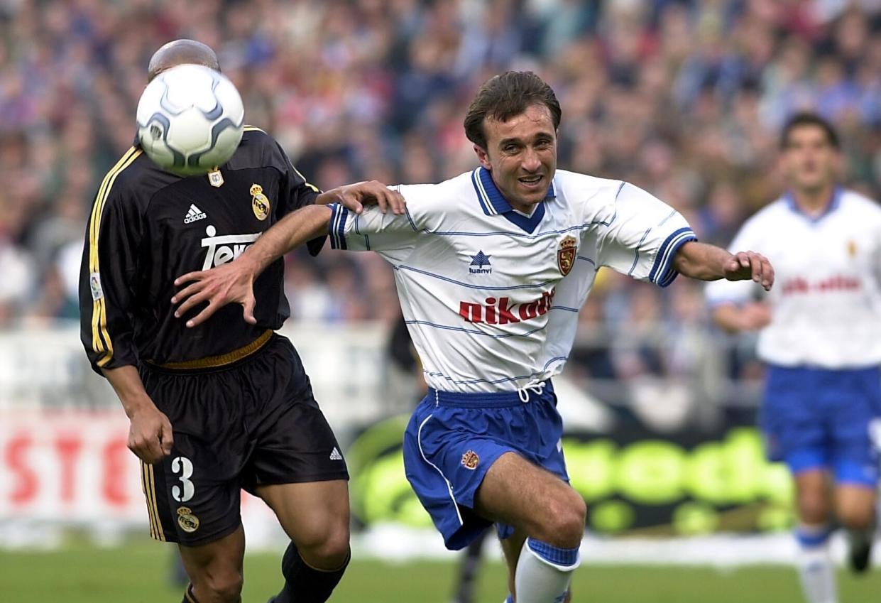 El futbolista Juanele pelea por un balón durante un partido de 2001.