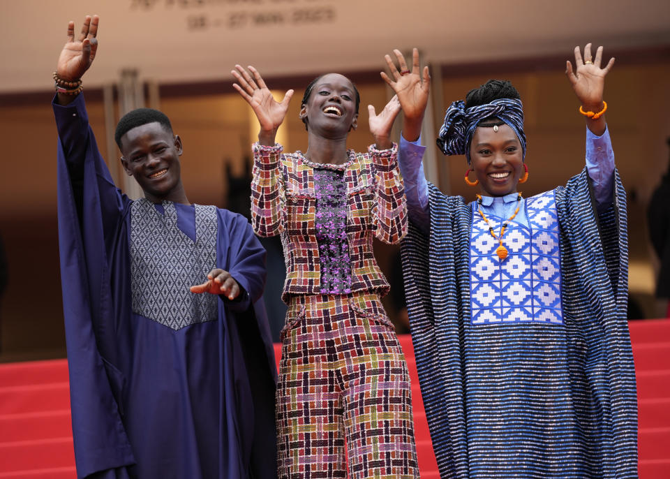 Mamadou Diallo, de izquierda a derecha, la directora Ramata-Toulaye Sy y Khady Mane posan al llegar al estreno de la película 'Banel e Adama' en la 76a edición del festival internacional de cine de Cannes, en el sur de Francia, el sábado 20 de mayo de 2023. (Foto Scott Garfitt/Invision/AP)