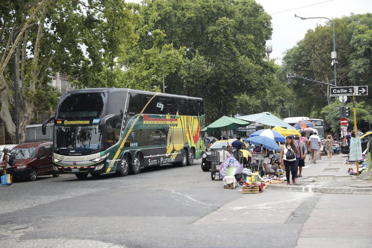 Sobre la calle Carlos H. Perette fue creciendo una feria donde se venden todo tipo de objetos usados