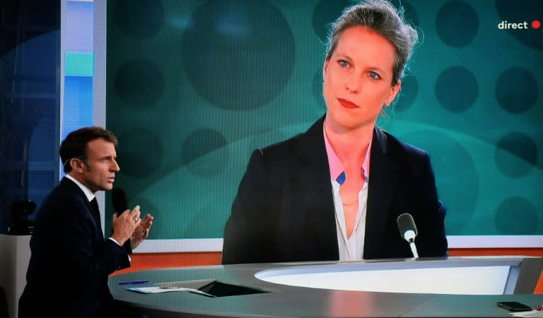 El presidente Emmanuel Macron habla durante la entrevista en la televisión France 2 ante una imagen de Lucie Castets, el 23 de julio de 2024 en París (Ludovic Marin)