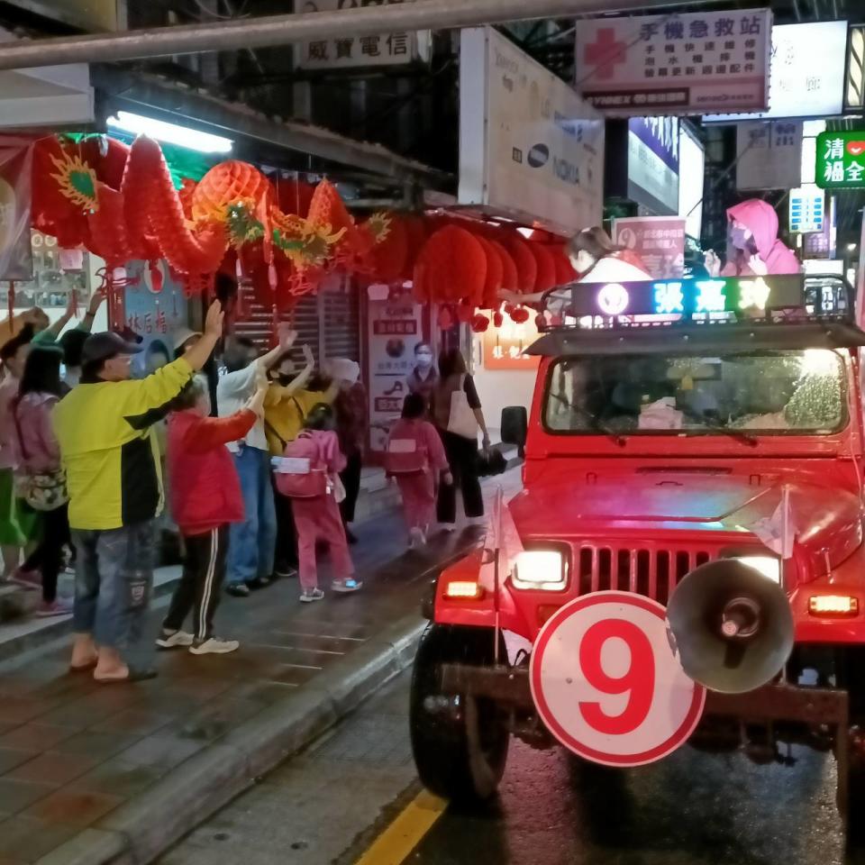 「港湖女神」立委高嘉瑜合體張嘉玲在中和區車掃，民眾熱情回應。   圖：張嘉玲競總提供