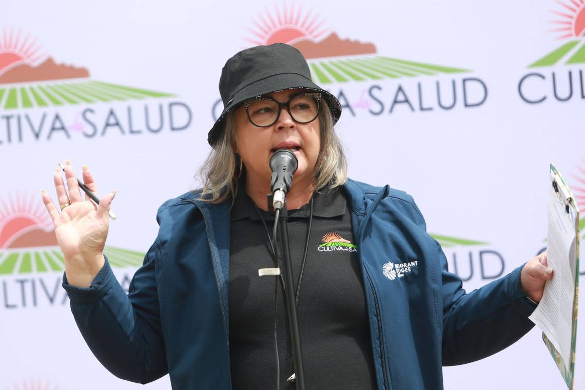 Genoveva Islas, directora ejecutiva de Cultiva la Salud, en el Parque Radio en Fresno el jueves, 21 de abril para educar a los residentes de Central Valley sobre el Fondo de Equidad Sanitaria y Justicia Racial (Health Equity and Racial Justice Fund por su nombre en inglés) y los posibles beneficios para sus comunidades. María G. Ortiz-Briones/mortizbriones@vidaenelvalle.com