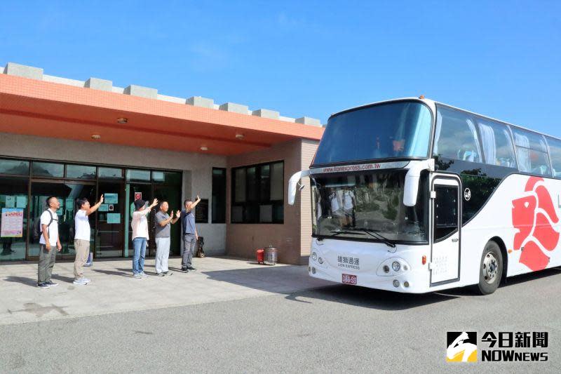 ▲雄獅網美島可夢公益環島專車邀請澎湖樂朋家園住民、家屬、工作人員搭乘公益環島專車，一同樂遊欣賞澎湖美麗風土民情，讓身心障礙者體驗網美景點。（圖／記者張塵攝，2020.09.16）