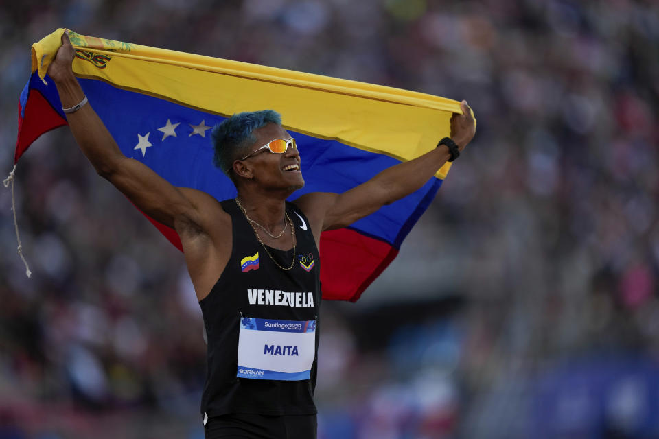 El venezolano José Maita celebra tras ganar la medalla de oro de los 800 metros del atletismo de los Juegos Panamericanos en Santiago, Chile, el sábado 4 de noviembre de 2023. (AP Foto/Moisés Castillo)