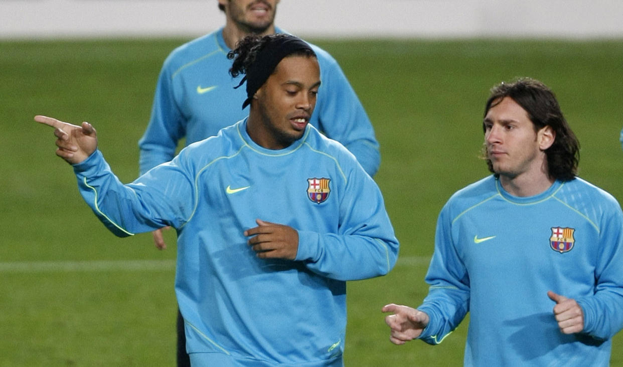Ronaldinho y Messi durante un entrenamiento con el Barcelona en marzo de 2008.   (REUTERS/Albert Gea)