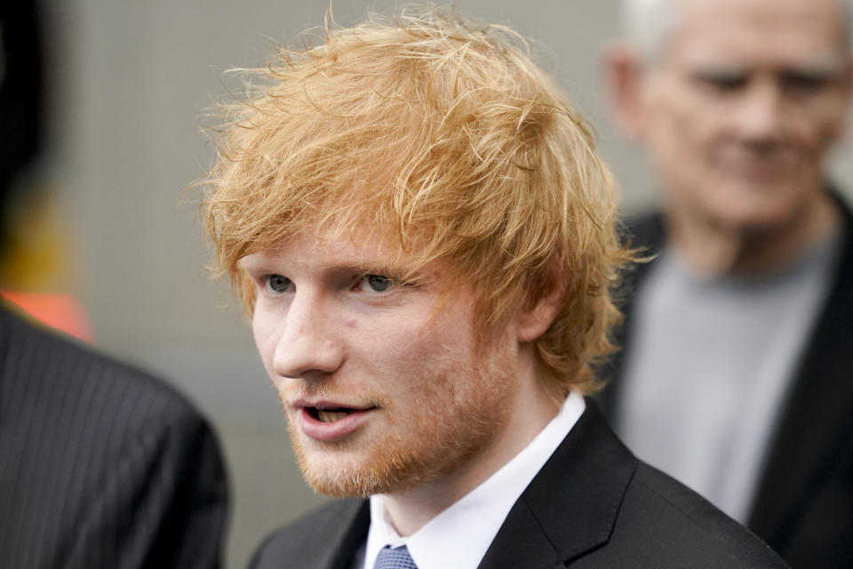 El músico Ed Sheeran habla con medios de comunicación fuera de una Corte Federal en Nueva York tras ganar su juicio por violaciones a los derechos de autor el jueves 4 de mayo de 2023 en Nueva York. Un jurado federal concluyó que Sheeran no plagió componentes clave del clásico de Marvin Gaye de la década de 1970 "Let's Get It On" cuando creó su éxito "Thinking Out Loud". (Foto AP/John Minchillo)