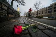 <p>A cyclist rides past flowers left on a bike path to pay tribute to the October 31 terror attack victims, in New York City, on Nov. 2, 2017. (Photo: Jewel Samad/AFP/Getty Images) </p>