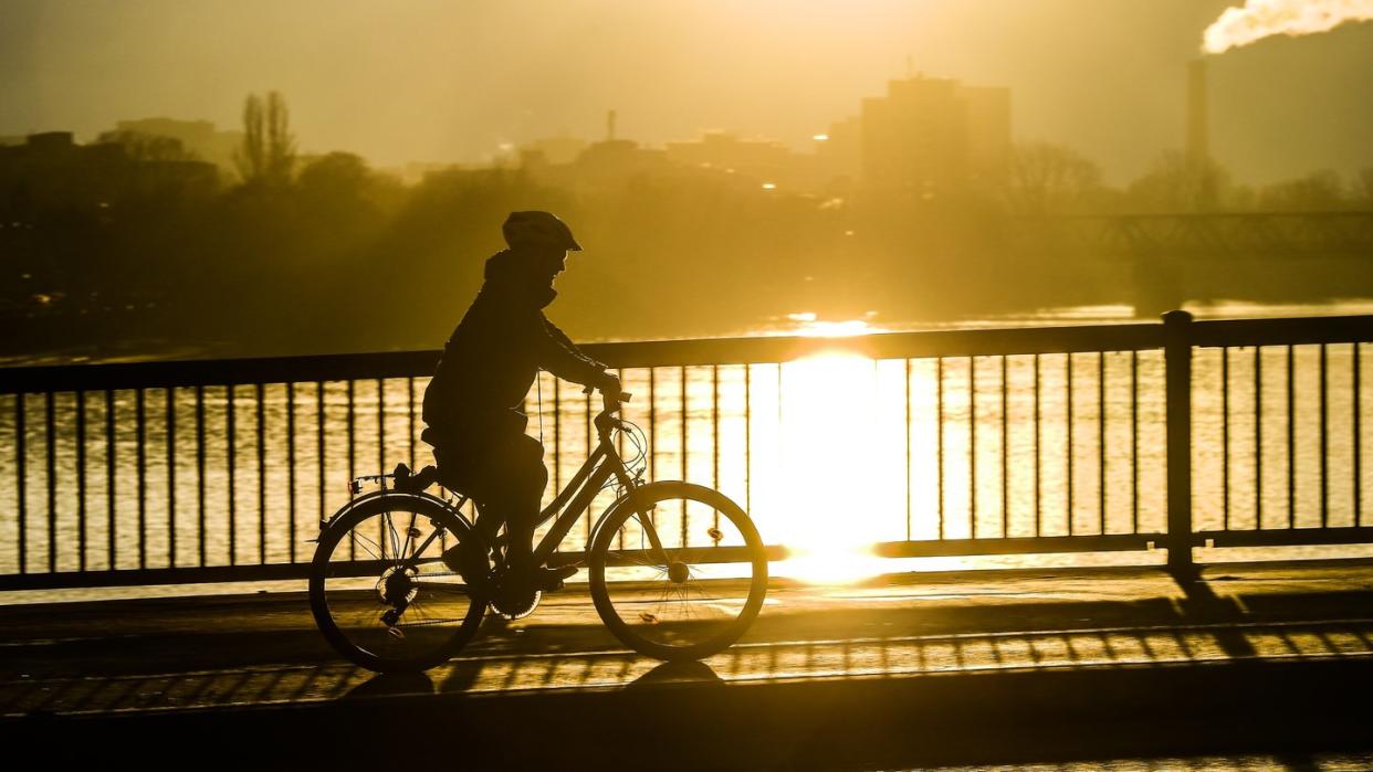 Winterfreuden mit Gefahr: Auf Brücken müssen Radler bei niedrigen Temperaturen eher als anderswo mit Glatteis rechnen.