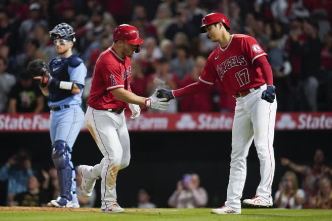 天使隊大谷翔平(右)祝賀卓奧特轟出全壘打。（美聯社）