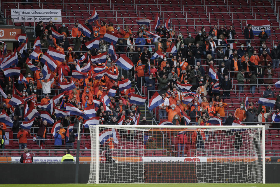 Aficionados presencian el partido de las eliminatorias mundialistas entre Holanda y Letonia en el estadio Johan Cruyff de Amsterdam, el sábado 27 de marzo de 2021. (AP Foto/Peter Dejong)