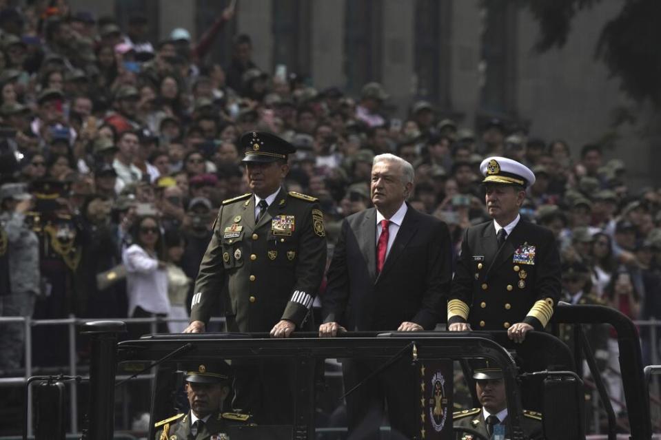 De izquierda a derecha, el comandante Luis Cresencio