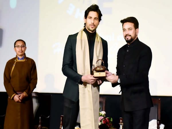 Sidharth Malhotra receiving felicitation from Anurag Singh Thakur, Union Minister of Information and Broadcasting and Youth Affairs and Sports.