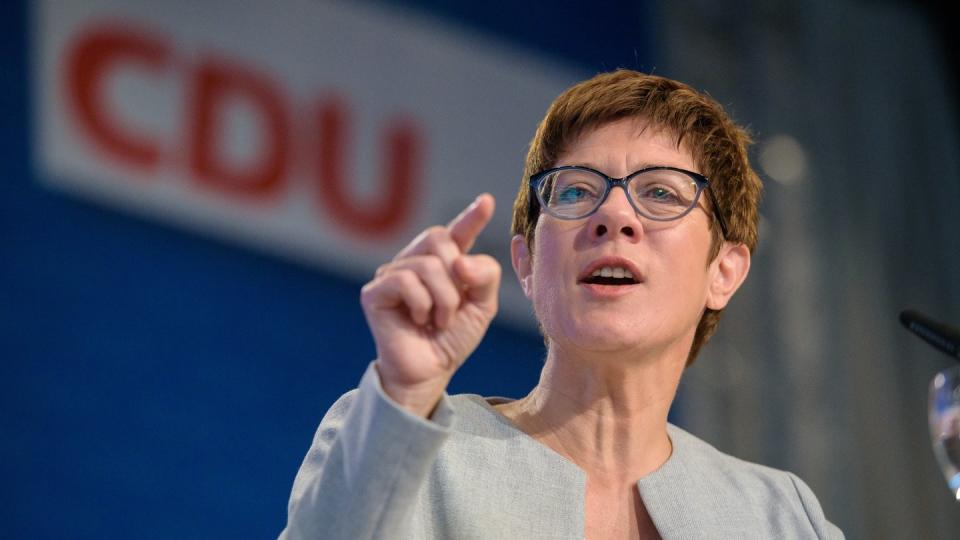 CDU-Chefin Merkel setzt ein wichtiges Signal: Saar-Regierungschefin Kramp-Karrenbauer soll neue Parteimanagerin werden.