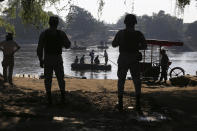 La Guardia Nacional mexicana vigila el río Suchiate en donde locales transportan a personas y mercancía entre México y Guatemala, cerca de Ciudad Hidalgo, México, el viernes 24 de enero de 2020. (AP Foto/Marco Ugarte)