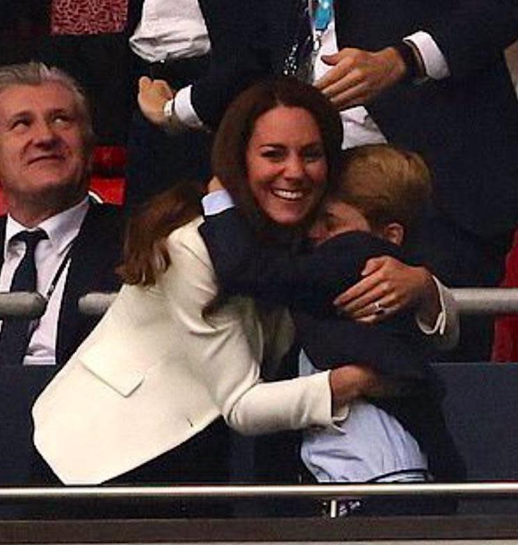 英格蘭率先破門，喬治開心到擁抱媽媽凱特。（翻攝KaylaAdams___推特）