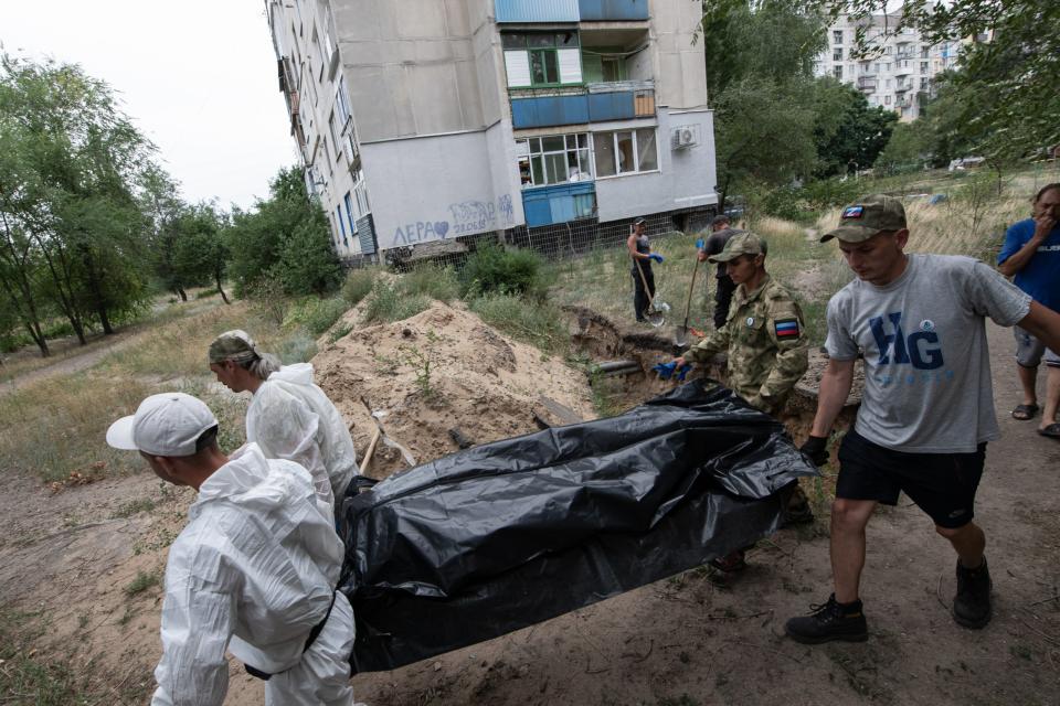 In der Stadt Rubischne der ukrainischen Region Lugansk werden Menschen exhumiert, die während des ukrainisch-russischen Krieges gestorben sind. Nun soll in der Region darüber abgestimmt werden, Russland beizutreten. - Copyright: Stringer / Anadolu Agency