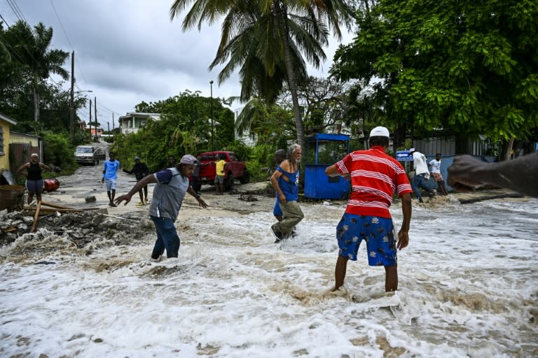 Une rue inondée dans la paroisse de Saint-James, sur la côte ouest de la Barbade après le passage de l'ouragan Béryl, le 1er juillet 2024. (CHANDAN KHANNA)