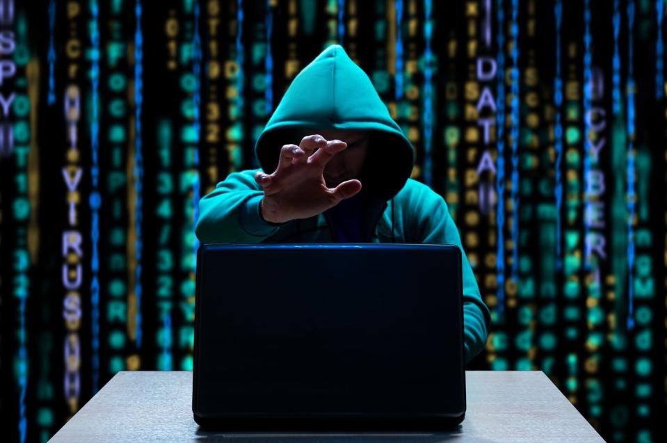   <span class="attribution"><a class="link " href="https://www.shutterstock.com/es/image-photo/hooded-hacker-reaches-out-laptop-steal-1763718908" rel="nofollow noopener" target="_blank" data-ylk="slk:Shutterstock / trambler58;elm:context_link;itc:0;sec:content-canvas">Shutterstock / trambler58</a></span>