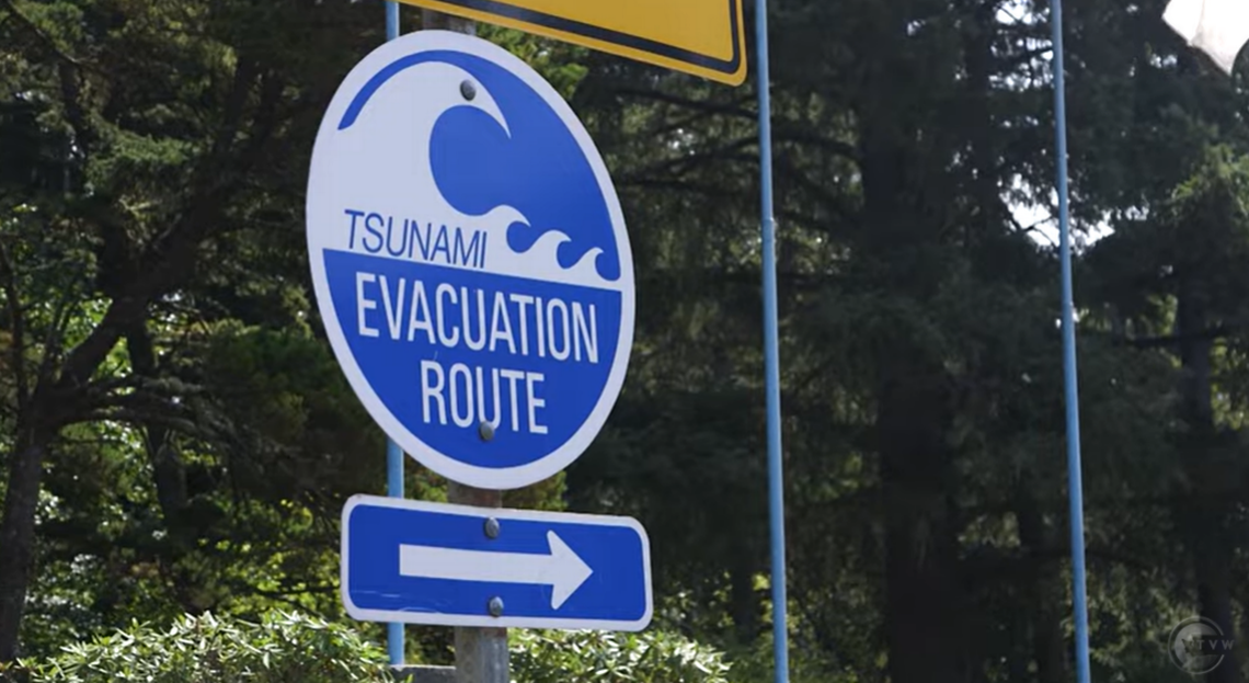 A tsunami evacuation route sign.