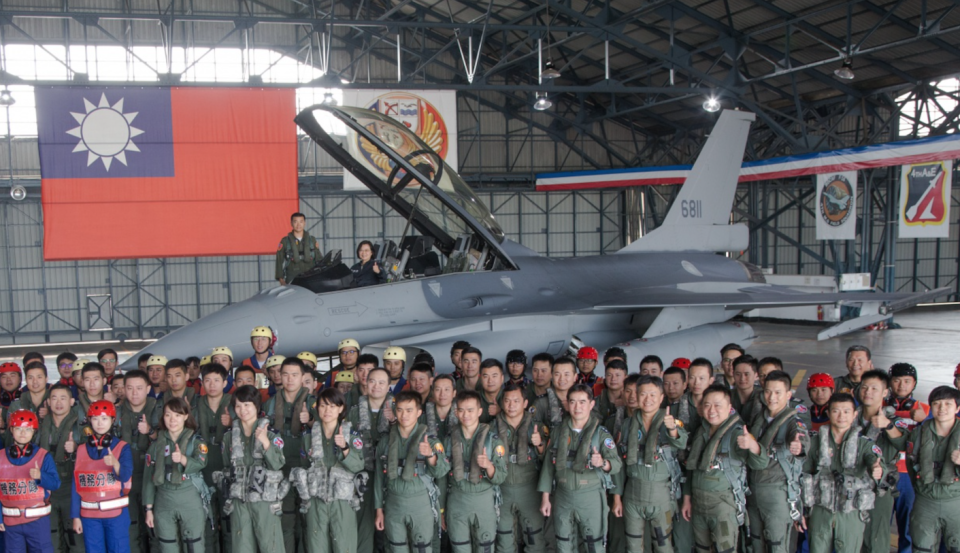 總統蔡英文日前慰勉空軍第四戰術戰鬥機聯隊，感謝他們守護國家的天空。   圖：擷取自軍聞社/官網