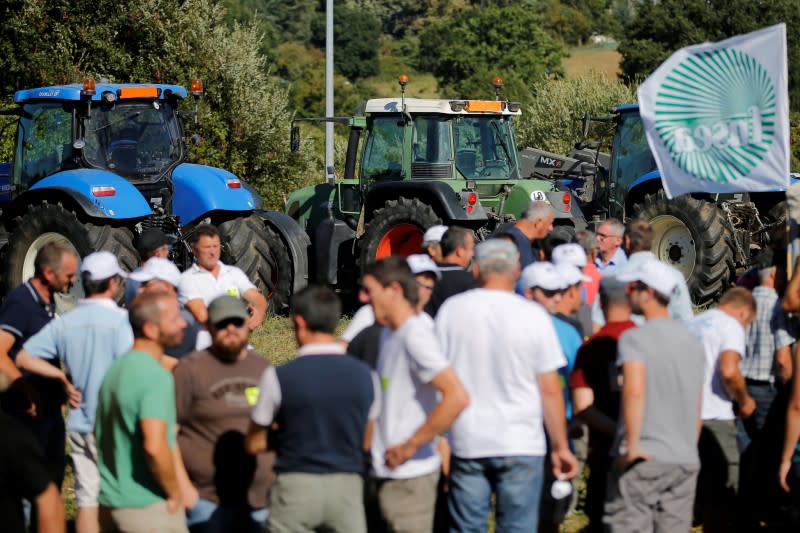 Le blocus du géant laitier Lactalis s'est intensifié jeudi à Laval (Mayenne), tandis qu'une réunion entre les représentants du groupe et les producteurs de lait réclamant une meilleure rémunération était toujours en cours dans la soirée à Paris. /Photo prise le 23 août 2016/REUTERS/Stephane Mahé