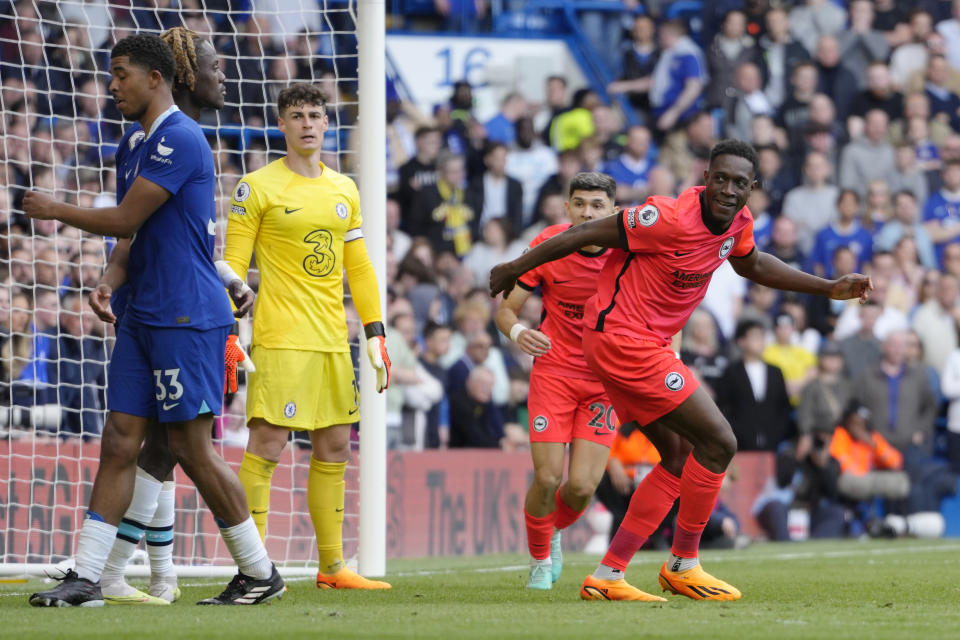 Danny Welbeck del Brighton celebra tras anotar el primer gol de su equipo en el encuentro ante el Chelsea en la Liga Premier el sábado 15 de abril del 2023. (AP Foto/Kirsty Wigglesworth)