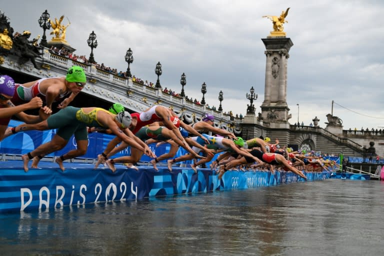 Las triatletas de la competición olímpica femenina de París-2024 se lanzan al río Sena. Junto al puente Alejandro III de París, el 31 de julio de 2024 (Jeff PACHOUD)