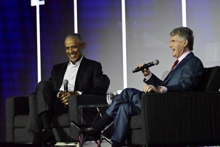 Oud-president Barack Obama nam deel aan een informeel gesprek met Kresge CEO en president Rip Rapson als onderdeel van de honderdste verjaardag van de stichting op 11 juni 2024 in het Detroit Institute of the Arts.