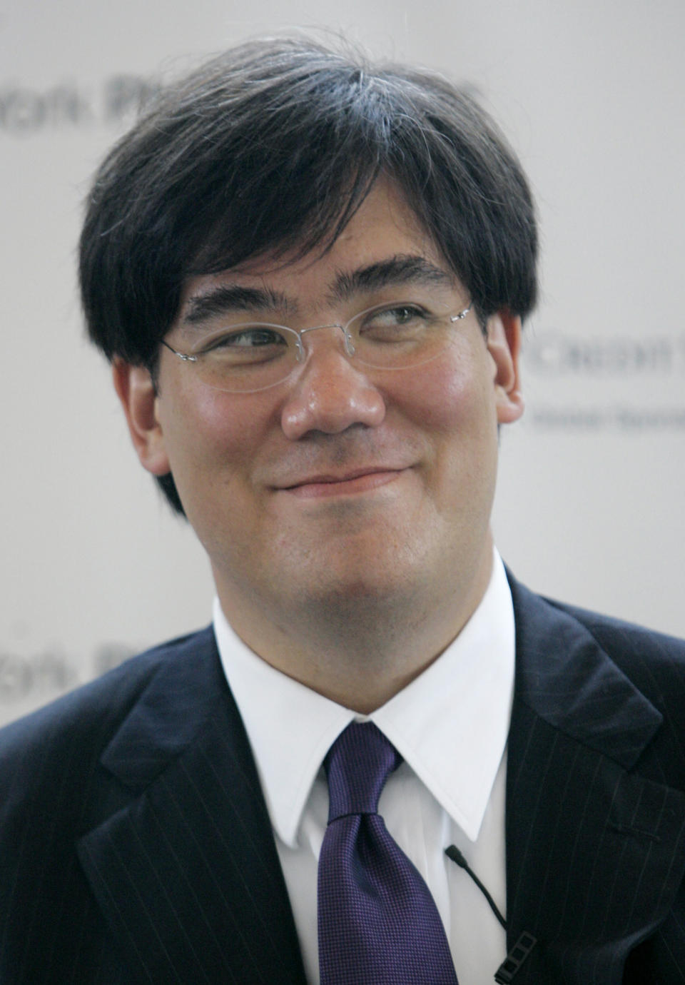 FLE- In this July 18, 2007 file photo, Alan Gilbert smiles during a news conference at Avery Fisher Hall Wednesday, July 18, 2007 in New York. The New York Philharmonic announced on Wednesday, Oct. 24, 2012, that Gilbert’s contract as music director will be extended through the 2016-2017 season. (AP Photo/Mary Altaffer, File)