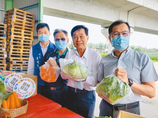 西螺鎮和心果菜生產合作社使用華年股份有限公司提供的氣調保鮮袋，克服長途海運保鮮難題，右起雲林縣府農業處長吳芳銘、華年公司總經理洪森發、和心果菜生產合作社理事主席程昆生、雲林縣議員李明哲。（周麗蘭攝）