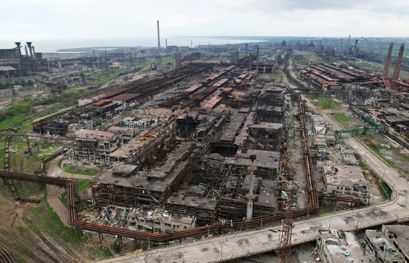 Una vista muestra las instalaciones destruidas de Azovstal Iron and Steel Works durante el conflicto Ucrania-Rusia en la ciudad portuaria de Mariupol, Ucrania