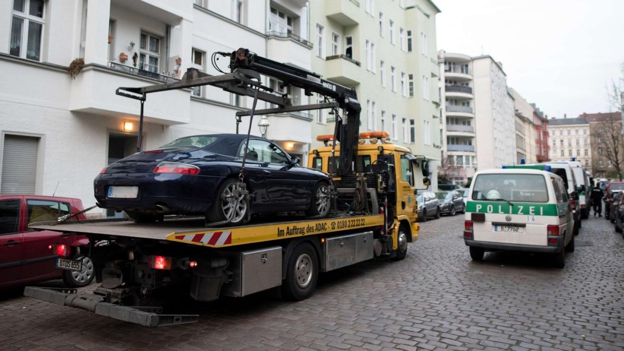 Großeinsatz gegen eine mutmaßlich kriminelle arabische Großfamilie: Ein Porsche Cabrio wird im Berliner Bezirk Neukölln abtransportiert. Foto: Gregor Fischer