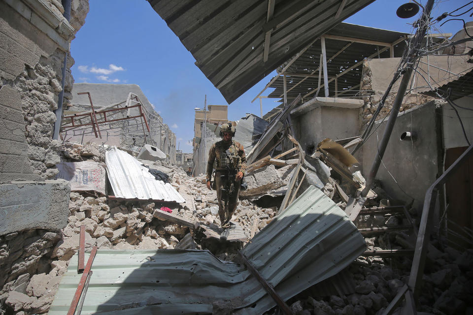 <p>A member of the Iraqi anti-terrorism forces (CTS) walks amidst the debris in the Old City of Mosul on June 22, 2017, during the ongoing offensive by Iraqi forces to retake the last district still held by the Islamic State (IS) group. (Photo: Ahmad al-Rubaye/AFP/Getty Images) </p>