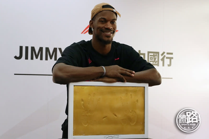 Jimmy Butler 在李寧旗艦店進行「打手印」儀式