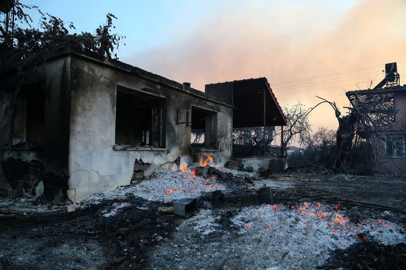 Residents flee as winds fan massive wildfire in southern Turkey