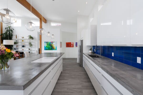 Clerestory windows wrap around the main living rooms, infusing the home with sunshine.