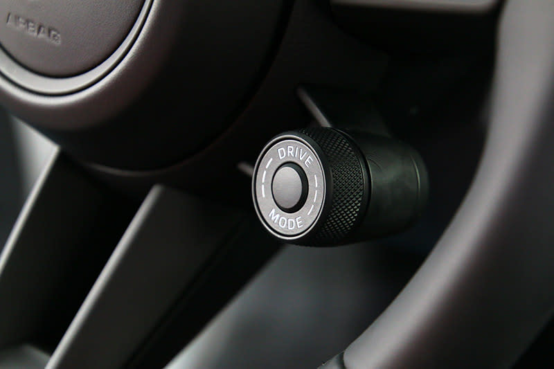 駕駛可依不同路況與需求調整方向盤上的模式切換旋鈕(搭配跑車計時套件)。