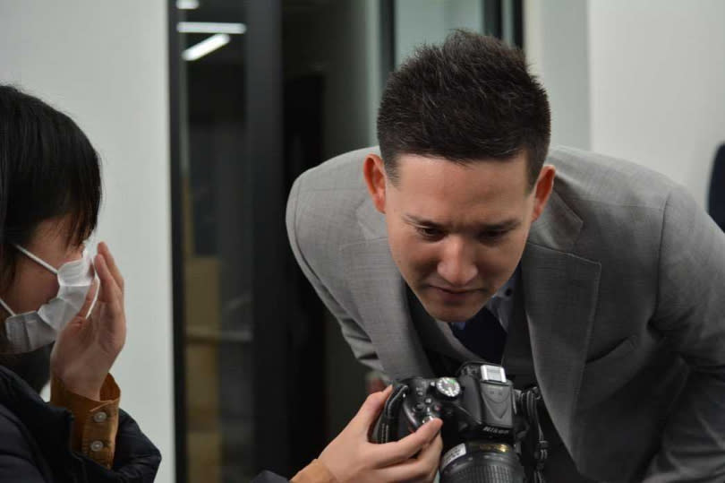 杉谷拳士對記者拍到的照片，感到相當有興趣。（圖／杉谷拳士IG）