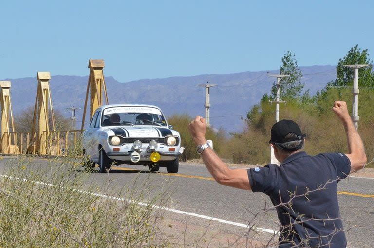 A la salida de la capital de Juan, un aficionado celebra el tránsito del Ford Escort MK1 de Oscar Franquini y Alberto Ruiz; las tripulaciones registradas en Automóvil Club del Uruguay fueron 15 de las 19 extranjeras.