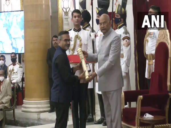 SP Charan receiving the Padma Vibhushan Award from President Ram Nath Kovind