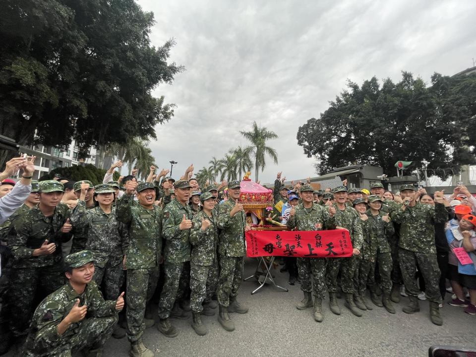 <strong>長官召集現場官兵與媽祖合照留念。（圖／翻攝自「白沙屯拱天宮」臉書）</strong>