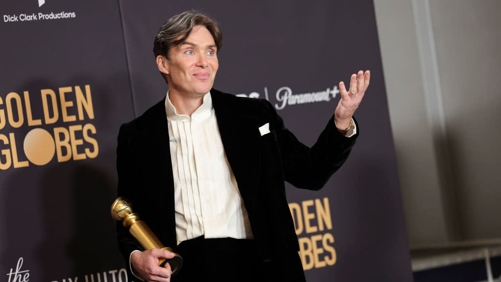  Cillian Murphy poses with Golden Globe for "Oppenheimer". 