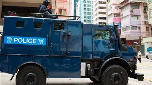 水砲車和裝甲車已在香港警察總部前待命。（圖／翻攝自立場新聞）